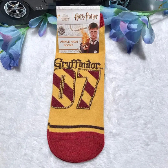 Harry Potter NWT 1 Pair Ankle High Women's Socks Size 9-11 - Picture 2 of 5